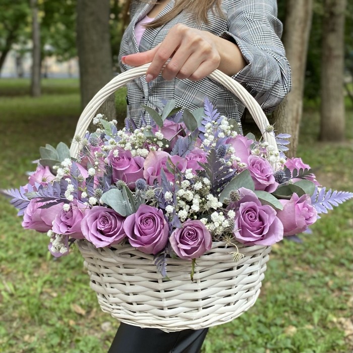 35 сиреневых роз в корзине